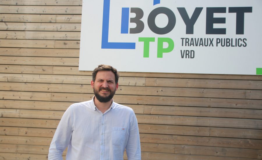 Clément Boyet, dirigeant de l'entreprise Boyet TP qui pose devant son enseigne rue de Calais à Beauvais