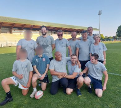 L'équipe de Boyet TP au complet à un tournoi de rugby organisé par le BRC, Beauvais Rugby Club au stade Pierre Brisson à beauvais. 5 personnes agenouillées et 7 personnes debout en équipe et souriantes