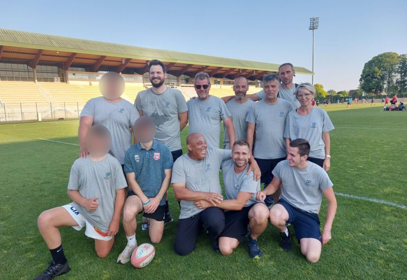 L'équipe de Boyet TP au complet à un tournoi de rugby organisé par le BRC, Beauvais Rugby Club au stade Pierre Brisson à beauvais. 5 personnes agenouillées et 7 personnes debout en équipe et souriantes